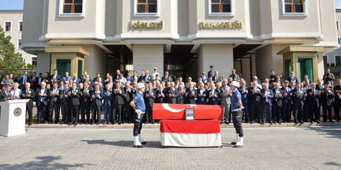 Trabzon’un eski Valisi Yücel Yavuz için Bakanlık önünde tören!