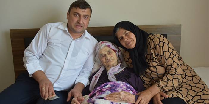 Trabzon'daki 103 yaşındaki Asiye Nine, torununun torununu gördü