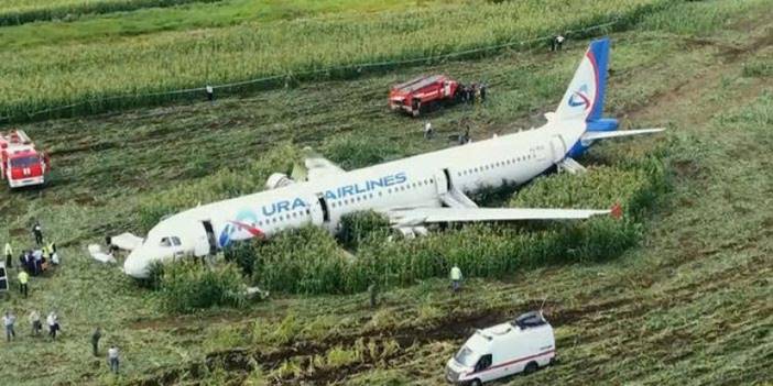 Rusya'da yolcu uçağı tarlaya acil niş yaptı