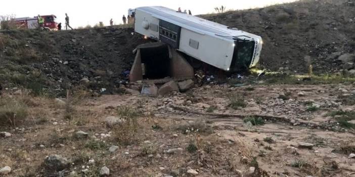 Trabzon plakalı otobüs şarampole devrildi! 3 ölü 22 yaralı!