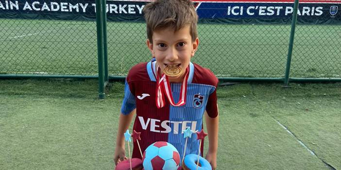 Koray Aydın’ın torununa doğum günü! Trabzonspor forması ve pastasıyla kutladı