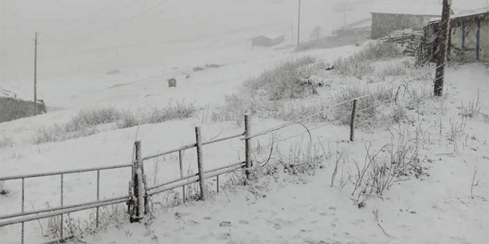 Hava sıcaklıkları düştü! Bayburt'un yüksek kesimleri kar ile kaplandı
