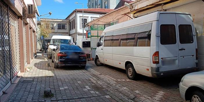 Samsun'da iş yeri önüne bırakılan araçlardan bıktı! Bulduğu yöntem gülümsetti