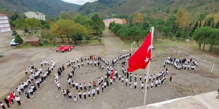 Ordu'da öğrencilerden "Atatürk silüetli koreografi