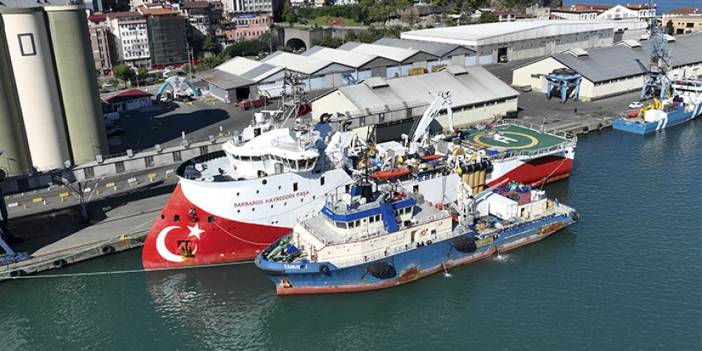 Trabzon Limanı'ndaki Barbaros Hayrettin Paşa Gemisi hazırlanıyor