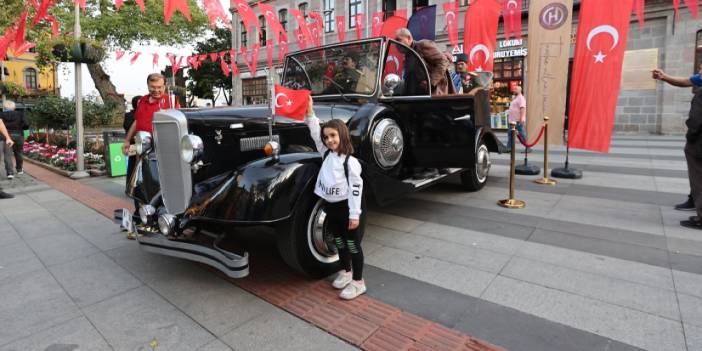 Atatürk'ün makam aracı olarak kullandığı otomobilin benzeri Trabzon'da sergilendi