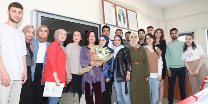 Trabzon Üniversitesi öğrencilerinden Prof. Dr. Nazan Bekiroğlu'na ziyaret