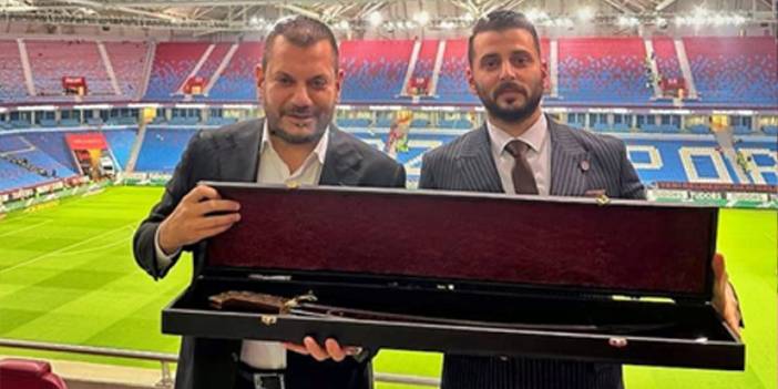 Trabzonspor'da taraftarlardan Başkan Doğan'a kılıç hediyesi!