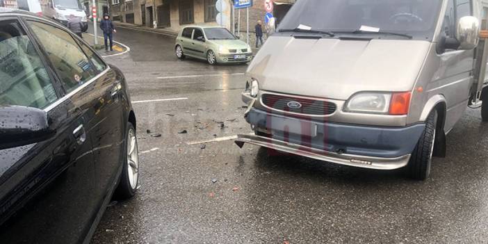 Trabzon’da üç aracın karıştığı zincirleme kaza!