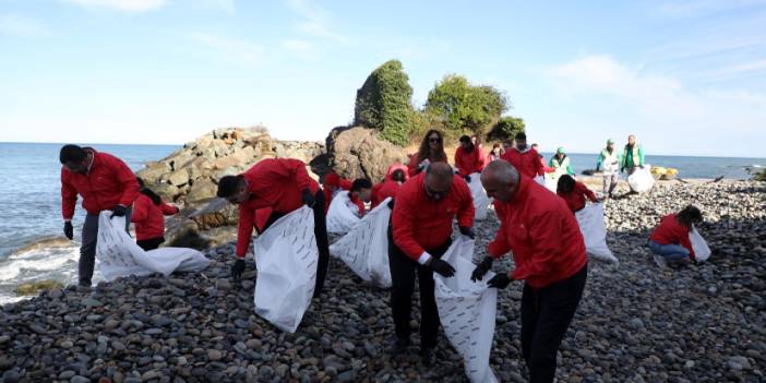 Rize'de kıyı temizliği yaptılar! Tam 200 kilo atık topladılar