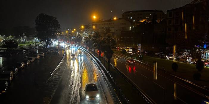 Trabzon'da akşam saatlerinde sağanak! Trafik aksadı