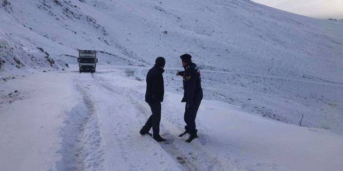 Bayburt'ta kar nedeniyle yolda mahsur kaldı! Yardımına AFAD yetişti