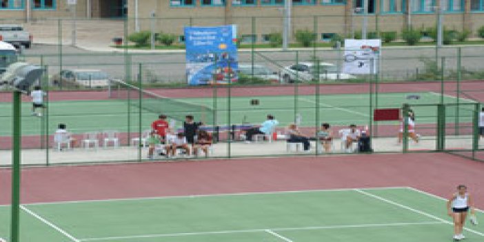 Trabzon'da tenis müsabakaları