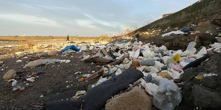 Trabzon'da deniz çöpleri geri gönderdi
