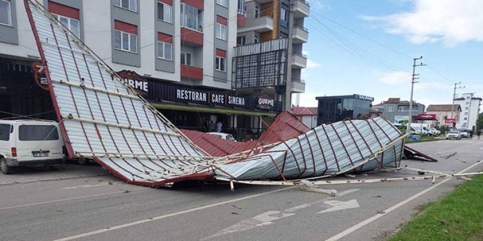 Samsun'da bir binanın çatısı yola düştü