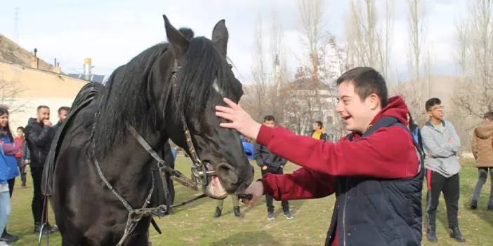 Bayburt'ta özel çocuklar atlarla tanıştı