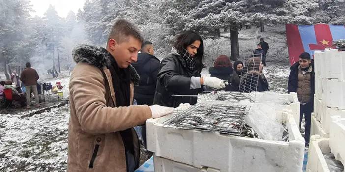 Bolu'da kar altında hamsi festivali! 2 ton hamsi tüketildi