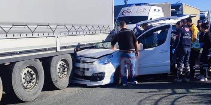 Trabzon’da hafif ticari araç tırın altına girdi! 1’i ağır 4 yaralı