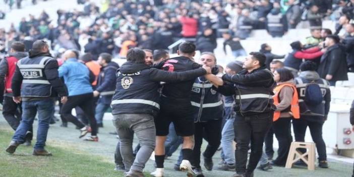 Türkiye’de ligler iyice sirke döndü! Bursaspor-Diyarbekirspor maçında ortalık karıştı