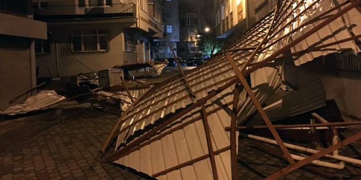 Samsun'da şiddetli rüzgar! Çatılar uçtu araçlar zarar gördü
