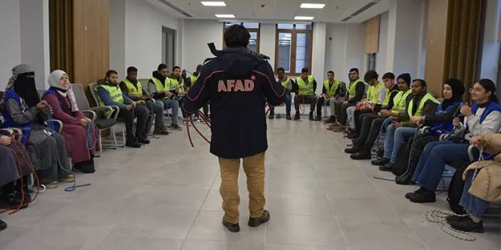 Trabzon'daki yabancı uyruklu öğrencilere afet eğitimi