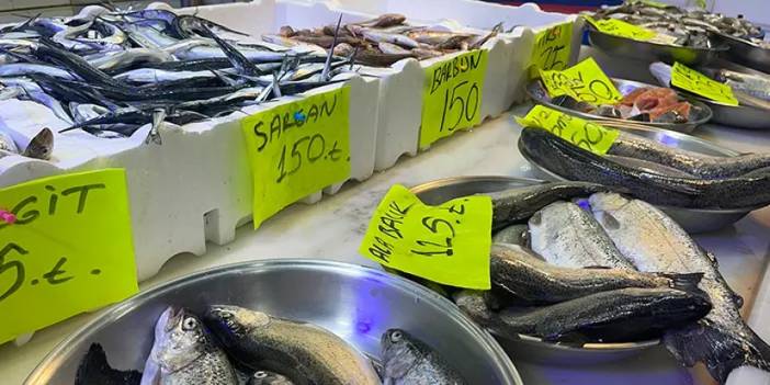 Rize'de deniz suyu soğudu tezgahlarda balık çeşitliliği arttı, hamsi azaldı