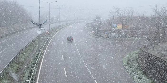 Samsun'da kar yağışı etkili oldu: Kayganlaşan yolda hasarlı kaza