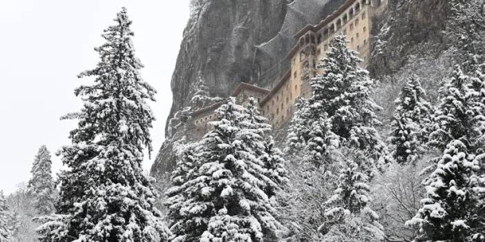 Trabzon'da kar yağışı etkili oldu: Sümela Manastırı beyaz örtüye büründü