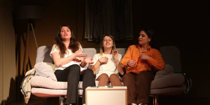Trabzon'da "Arızalı beyinler" tiyatro oyununda kadına yönelik şiddete farklı bir bakış açısı