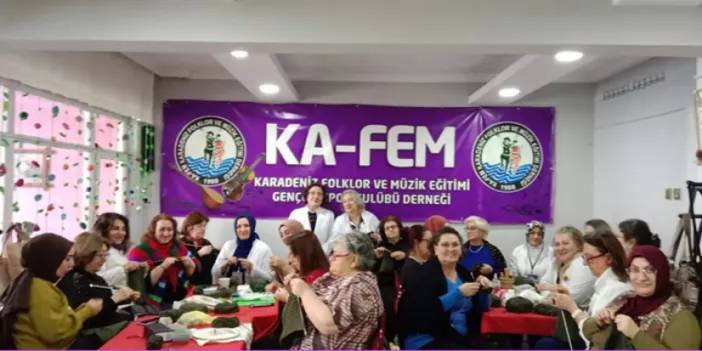 Trabzon'da KA-FEM'den askerlere sıcak destek! Bere örüyorlar