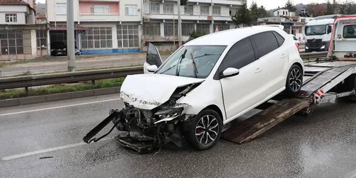 Samsun'da otomobil bariyerlere çarptı! 1'i çocuk 3 yaralı