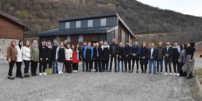 Trabzon'daki 'En Mutlu Köy'de çalışan özel bireyler yeteneklerini geliştiriyor