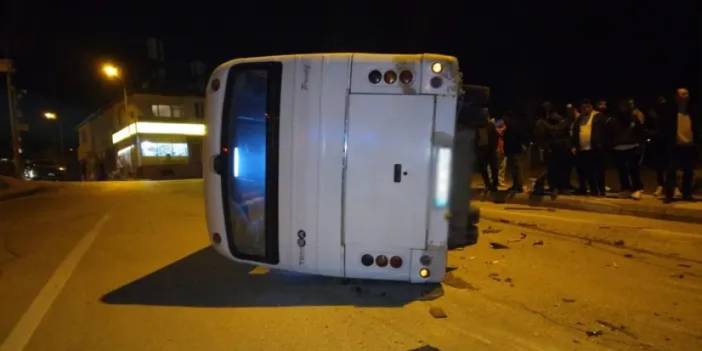 Bilecik'te ambulans ile minibüs çarpıştı: 8 yaralı