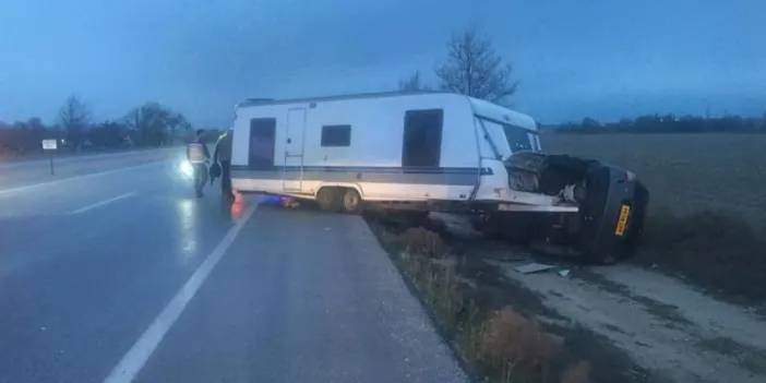 Konya'da karavan bağlı otomobil devrildi! 1 kişi yaralandı