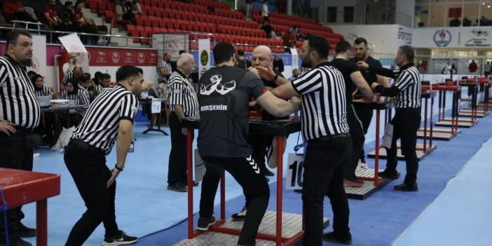 Bilek Güreşi Türkiye Şampiyonası Samsun'da devam ediyor