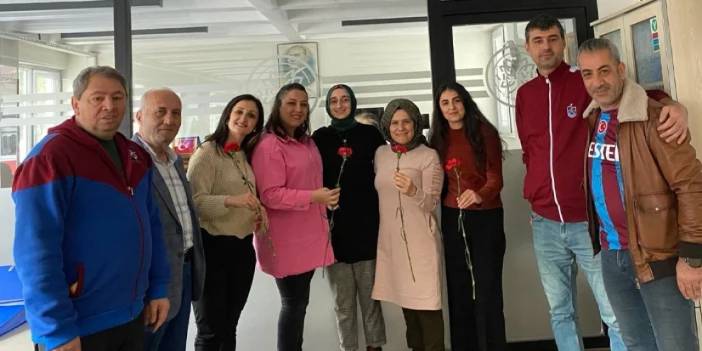 Artvin Trabzonspor Taraftarlar Derneği kadınlara karanfil armağan etti