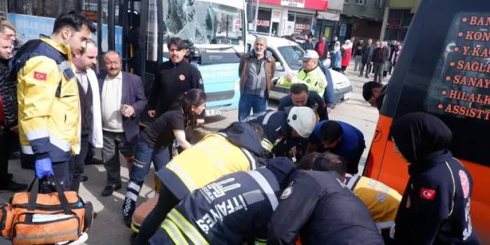 Erzurum’da 3 araçlı feci kaza! 14 kişi yaralandı