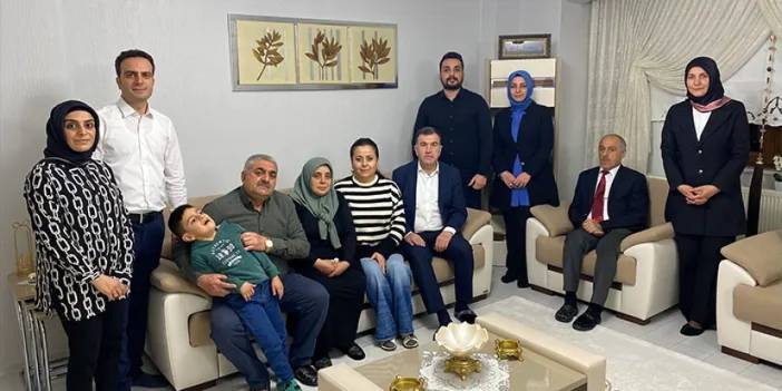 Bayburt Valisi Mustafa Eldivan iftar sonrası şehit ailesini ziyaret etti