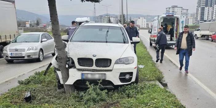Samsun'da otomobil ağaca çarptı: 1 yaralı var