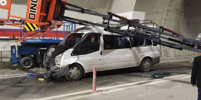 Artvin'de yolcu minibüsü tünelde kaza yaptı! 7 yaralı