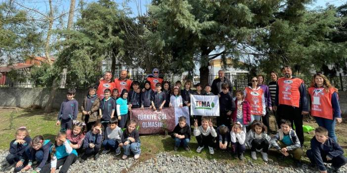 Samsun'da minik öğrenciler fidan dikti