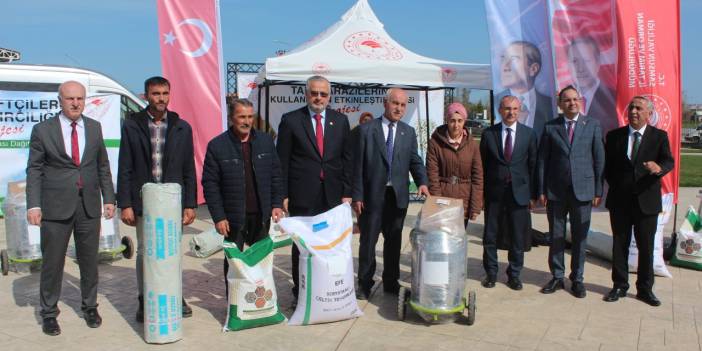 Samsun'da çiftçilere sera naylonu tohum ve süt sağım makinesi dağıtıldı