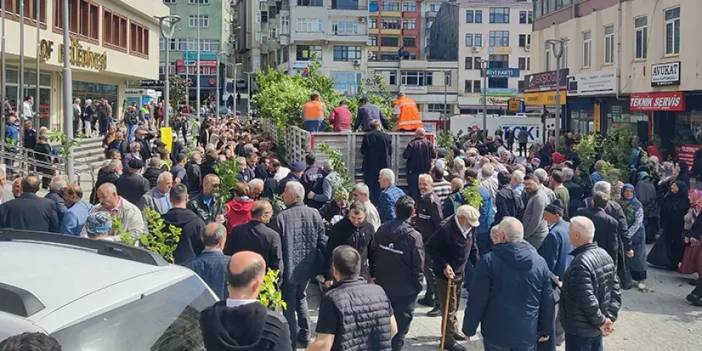 Trabzon'da hayır için bir tır dolusu meyve fidanı dağıttılar