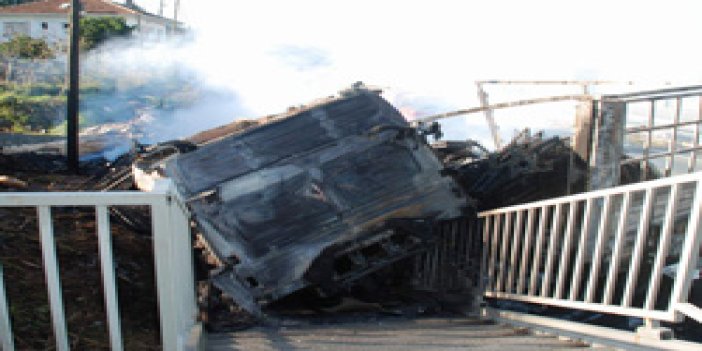 Rize'de kaza yapan TIR yandı