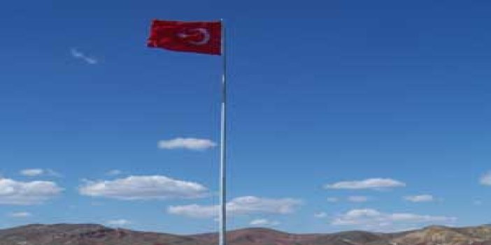 Türk bayrağı yırtmaya gözaltı
