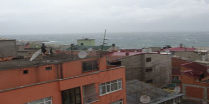 Trabzon'da Fırtına çatıları söktü