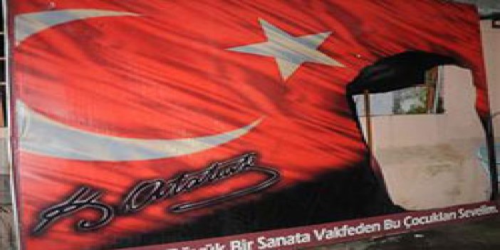 Atatürk Posterine Çirkin Saldırı!