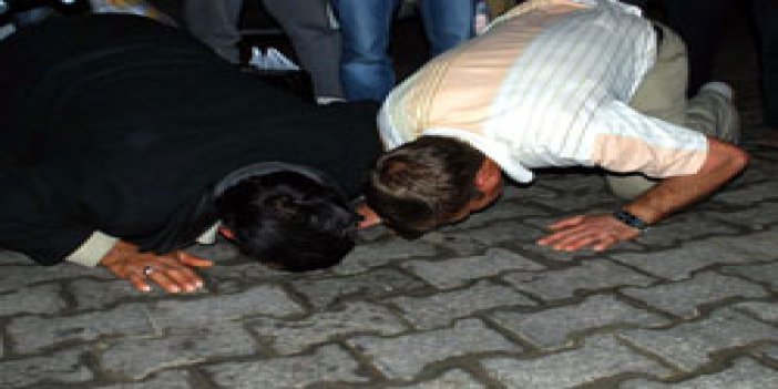 Türk işçiler toprağı öptü