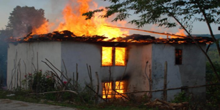Trabzon'da iki katlı evde yangın!