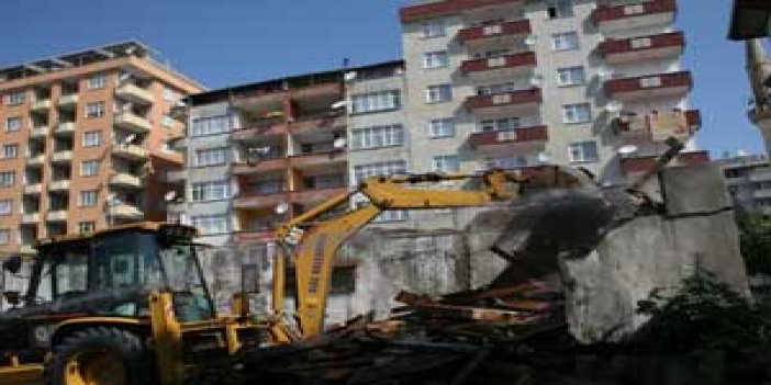 Trabzon'da binalar yıkılıyor!